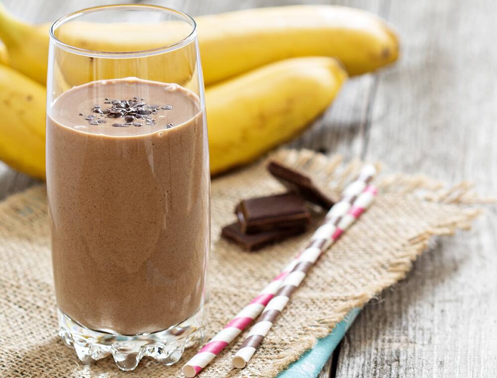 Shake czekoladowy z bananem w szklance